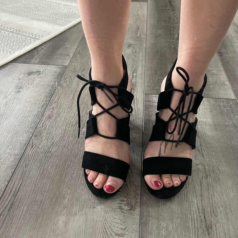 Black lace-up heals